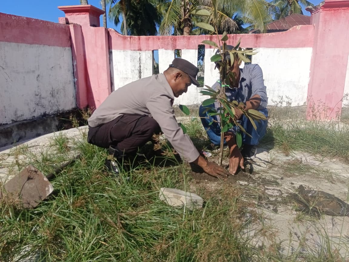 Bhabinkamtibmas Desa Bumimulyo Tanam Bibit Durian Duri Hitam Peringati HUT Bhayangkara ke-80