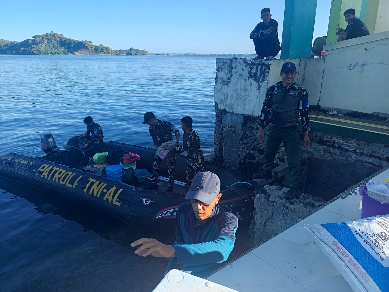Dikawal Posal Pinrang, 50 Perenang Taklukkan 3 Mil Laut Teluk Parepare