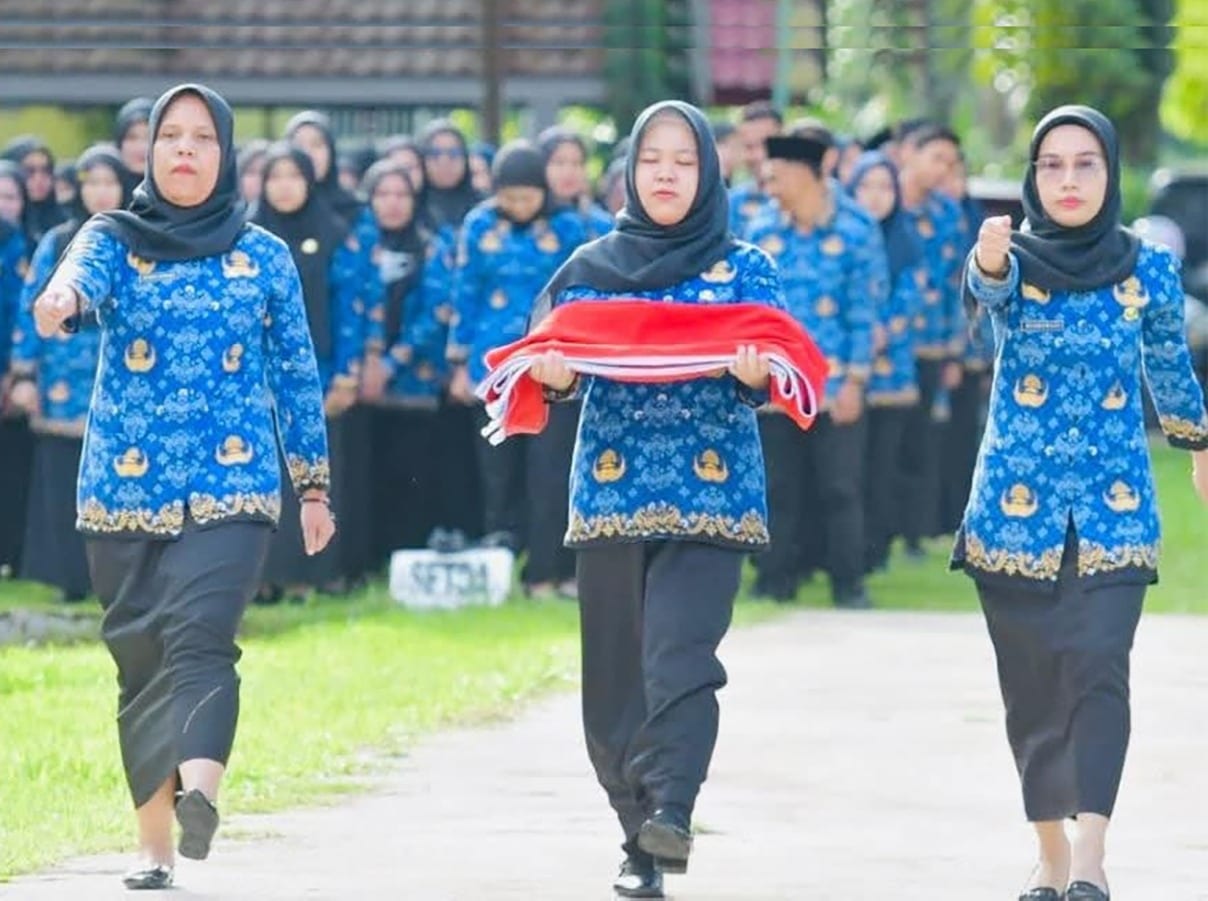 Dobrak Tradisi! 3 ASN Perempuan DPMPTSP Lutra Sukses Jadi Penggerek Bendera di Upacara HKN