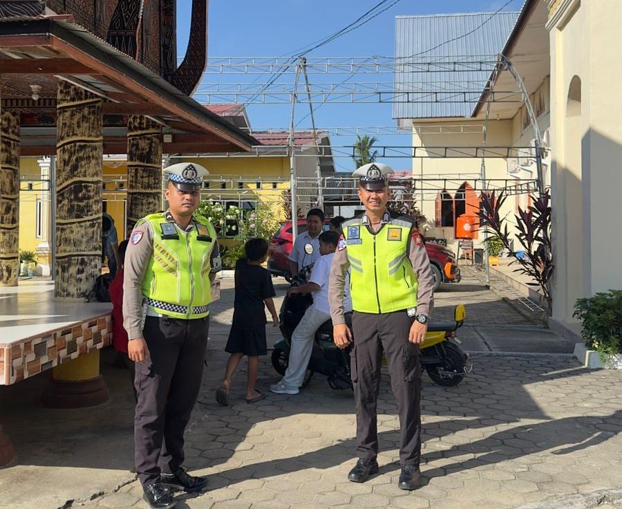 Unit Siaga Satlantas Polres Polman Laksanakan Pengamanan dan Patroli Dialogis di Gereja-Gereja Kota Polewali