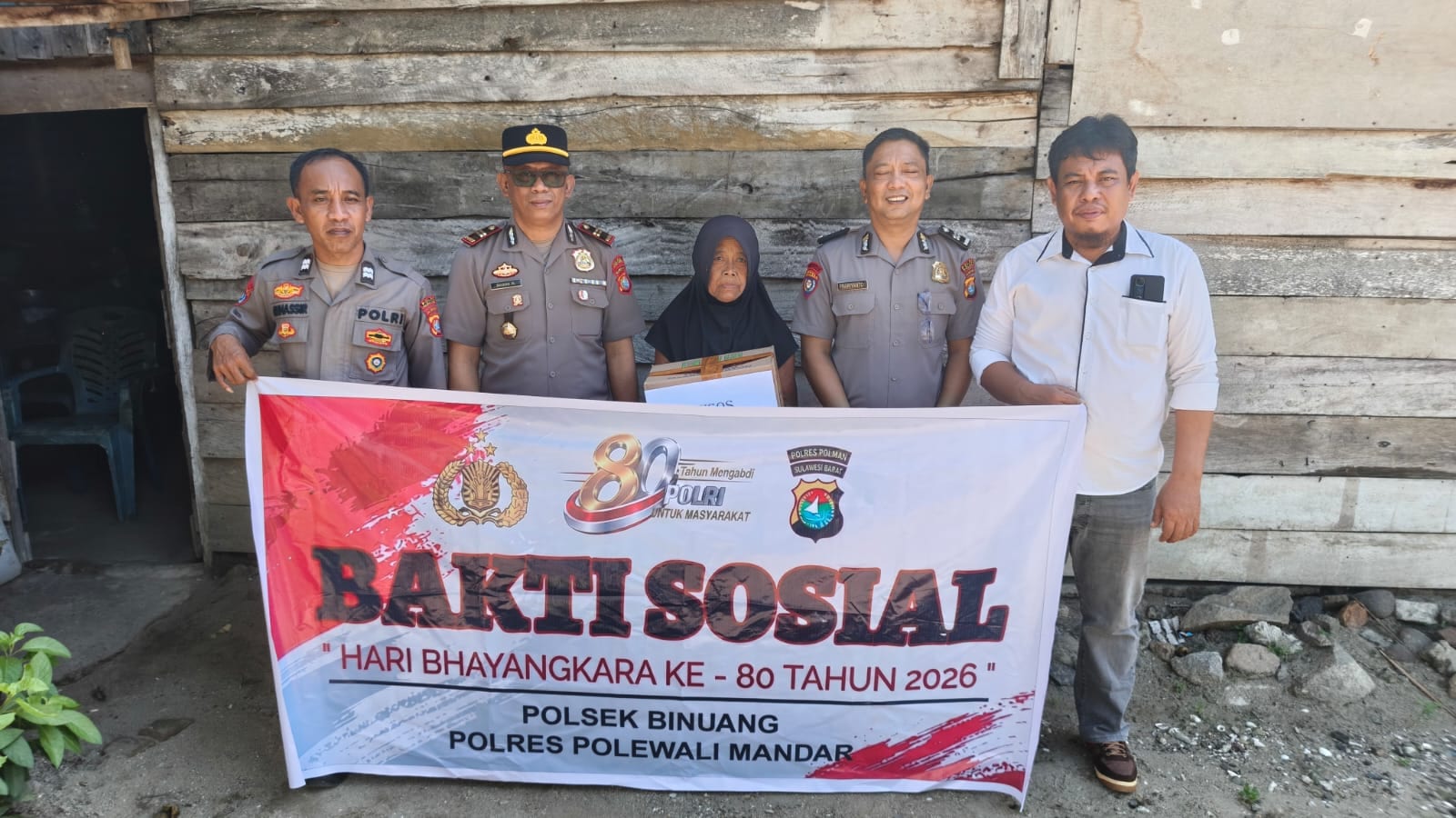 Sambut HUT Bhayangkara Ke-80, Polsek Binuang Polres Polman Salurkan Bansos untuk Lansia