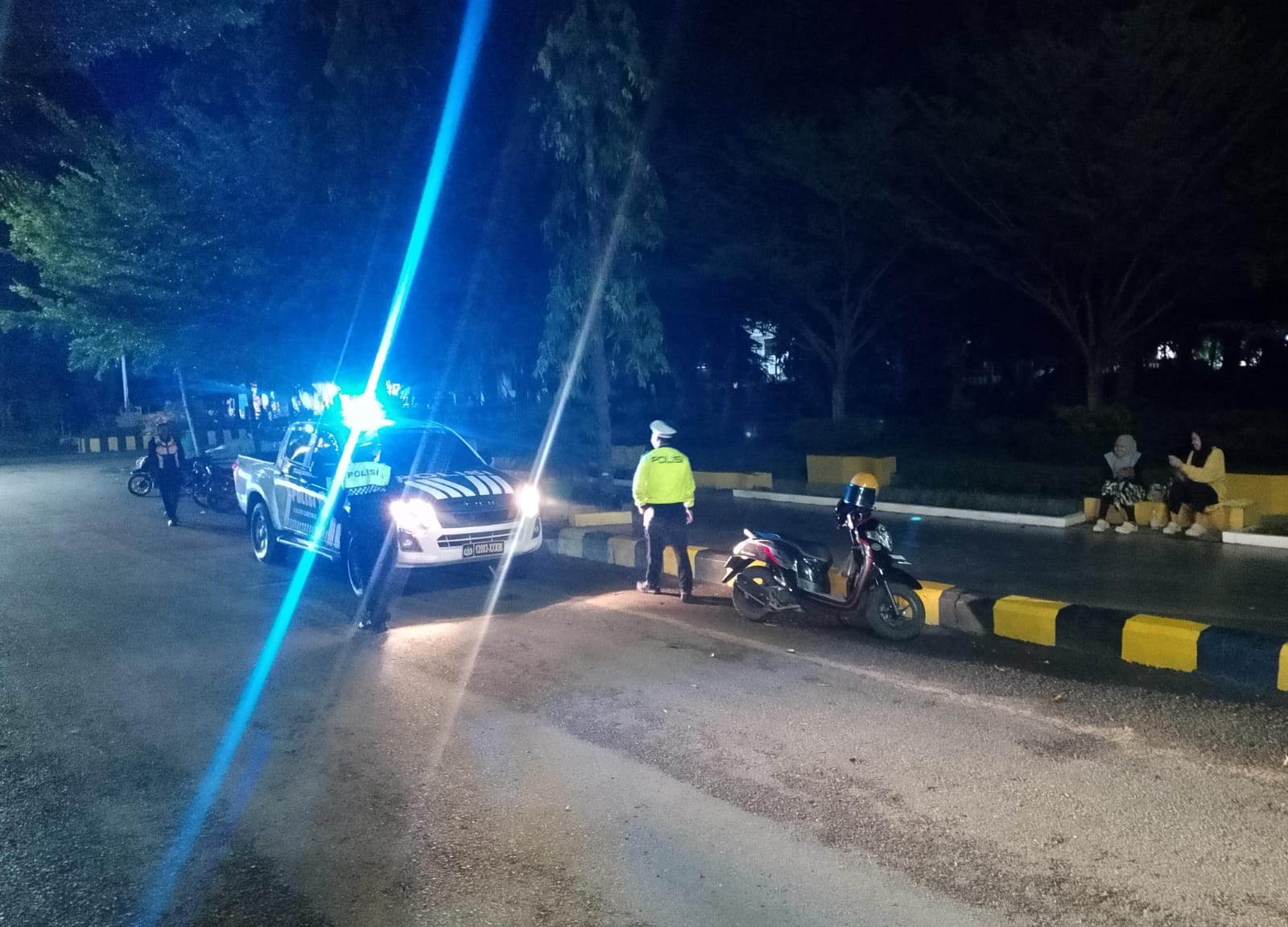 Satlantas Polres Polman Tingkatkan Keamanan Malam Hari Melalui Blue Light Patrol