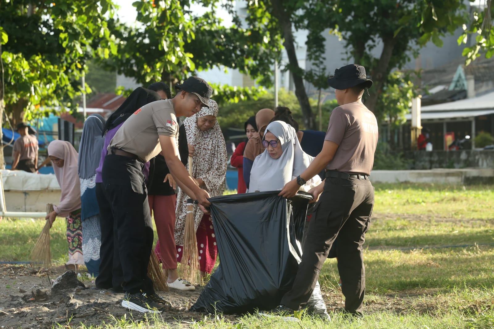Hari Bhayangkara ke-80, Brimob dan Warga Kompak Bersihkan Pantai Ku Lewat Gerakan Indonesia Asri