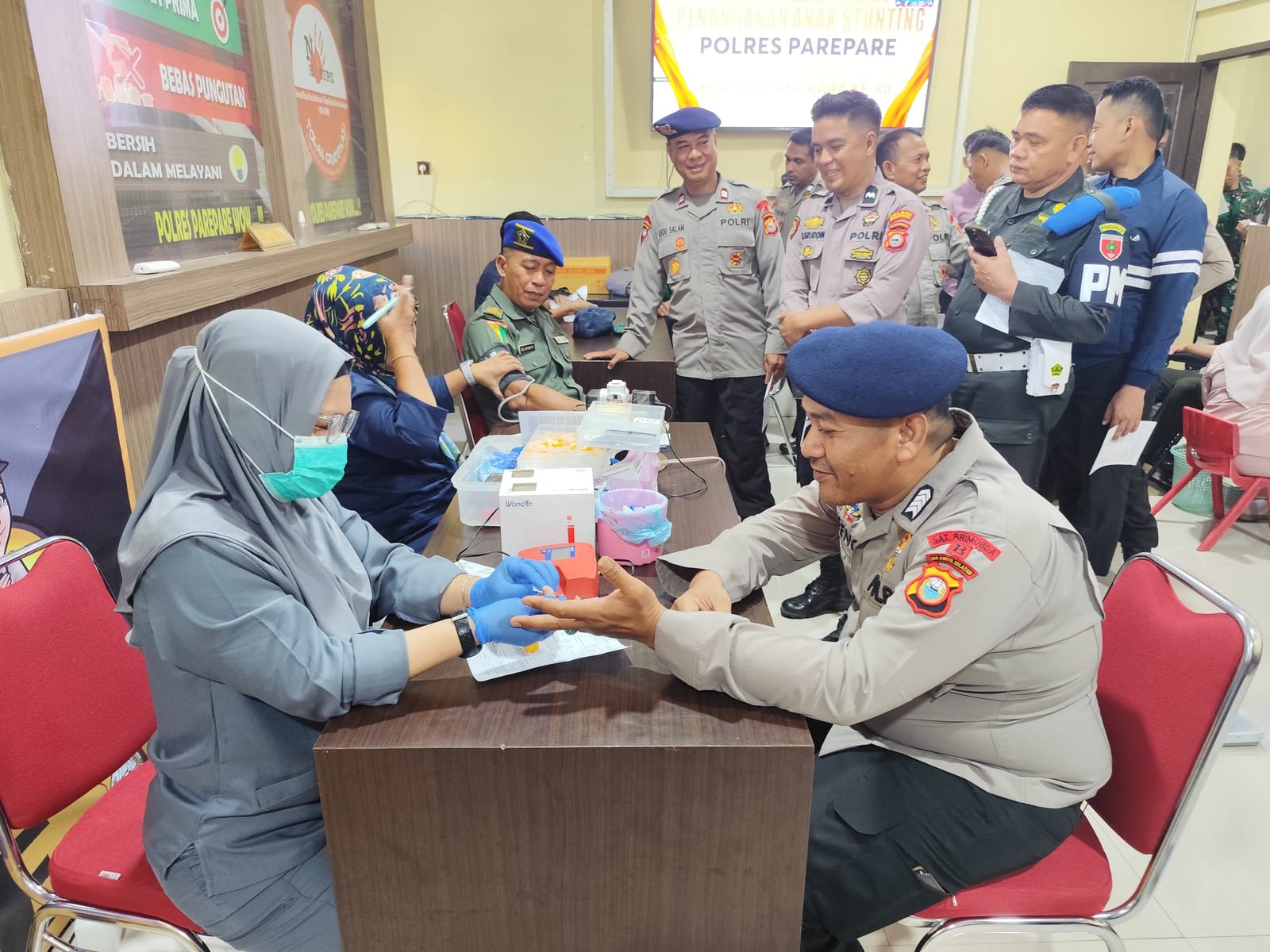 Brimob Sulsel Sumbangkan Darah dalam Rangka HUT Bhayangkara ke-80 di Polres Parepare