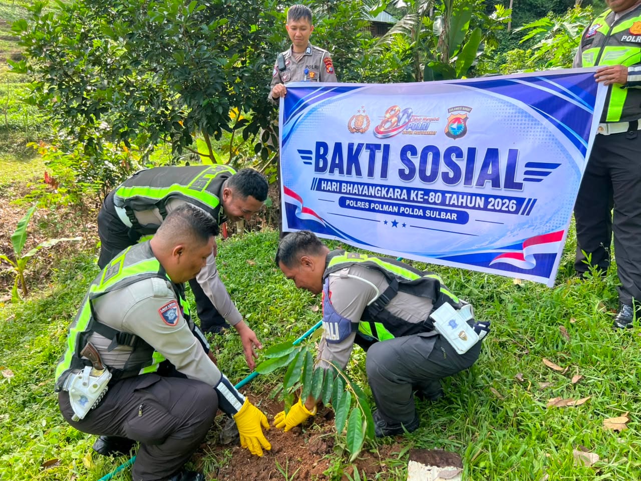Sat Lantas Polres Polman Bersama Bhayangkari Gelar Bakti Sosial Penanaman Pohon Sambut HUT Bhayangkara ke-80