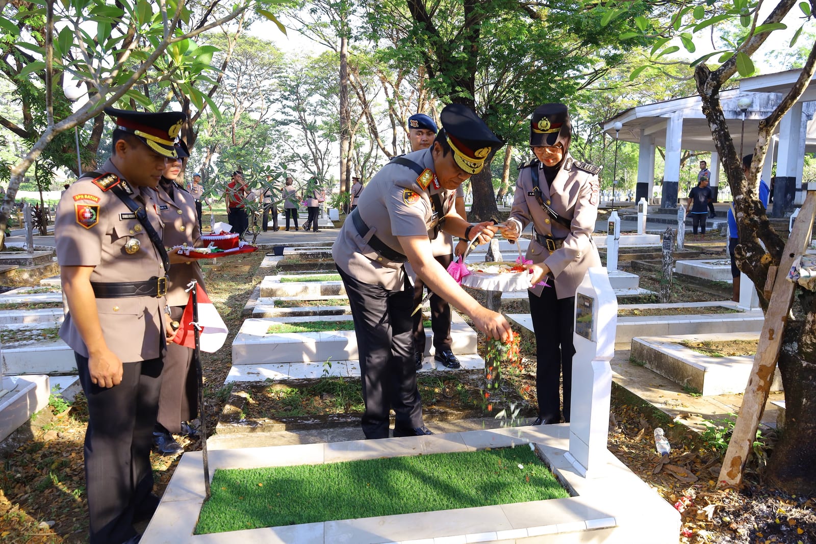 Polda Sulsel Teguhkan Semangat Bhayangkara Lewat Ziarah Rombongan di Hari Bhayangkara Ke-80