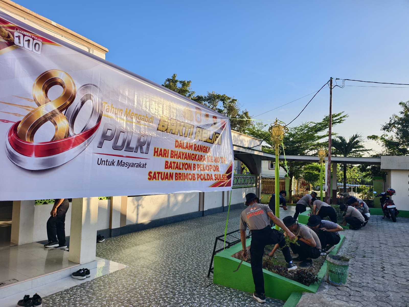 Bhakti Religi HUT Bhayangkara ke-80, Batalyon B Pelopor Pererat Toleransi Lewat Bersih-bersih Tempat Ibadah