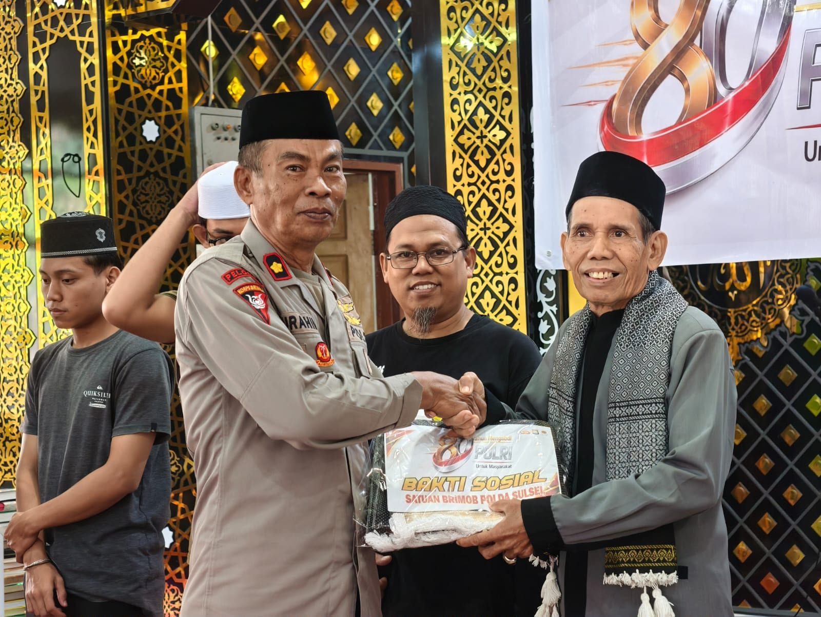 Jelang HUT Bhayangkara ke-80, Brimob Sulsel Bagikan Sajadah di Empat Masjid di Parepare