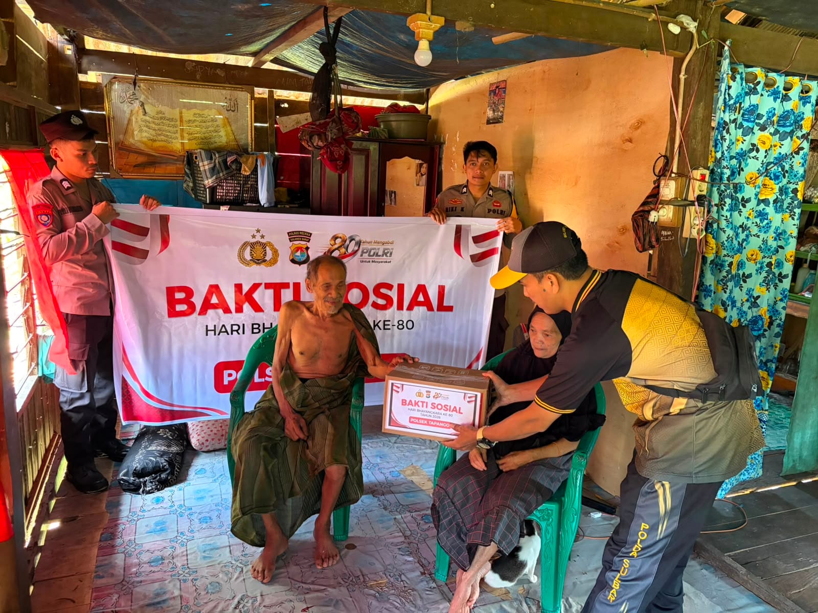 Sambut HUT Bhayangkara ke-80, Polsek Tapango Salurkan Bantuan Sembako kepada Warga Kurang Mampu