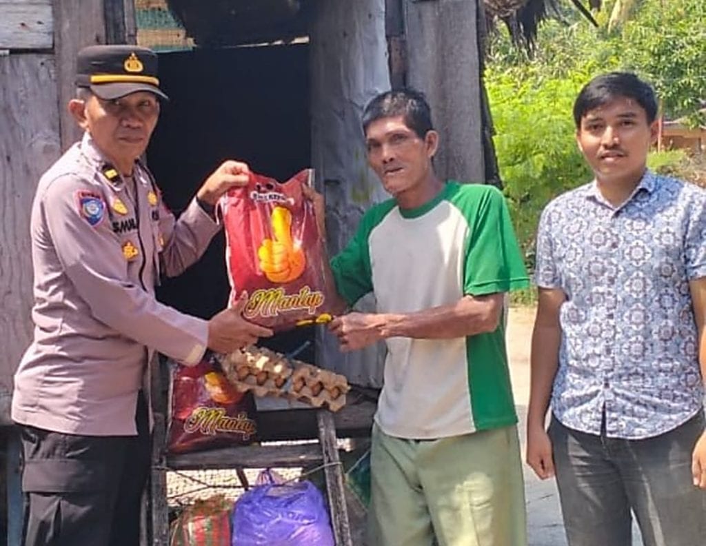 Sentuhan Kemanusiaan Polisi di Sendana, Ipda Ismail Bantu Lansia Pemulung yang Hidup Sebatang Kara