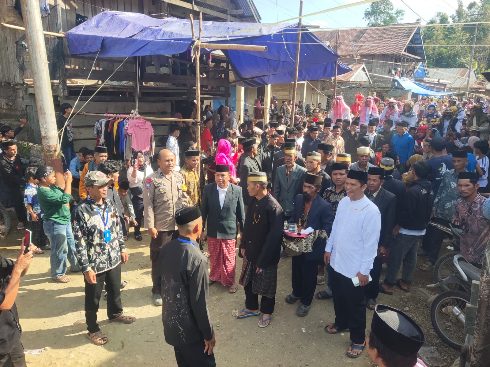 Bhabinkamtibmas Polsek Tutar Amankan Pesta Adat dan Khatam Al-Qur'an di Desa Ratte
