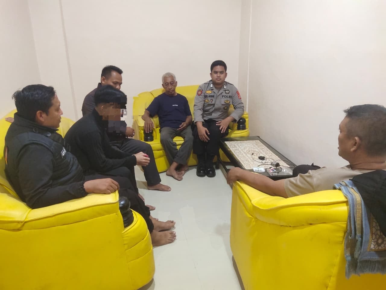 Bhabinkamtibmas Wattang Amankan Evakuasi Warga untuk Perawatan Medis