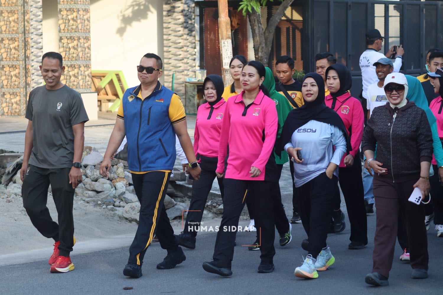 Gelar Jalan Santai, Polres Sidrap Pererat Hubungan dengan Pemerintah dan Masyarakat