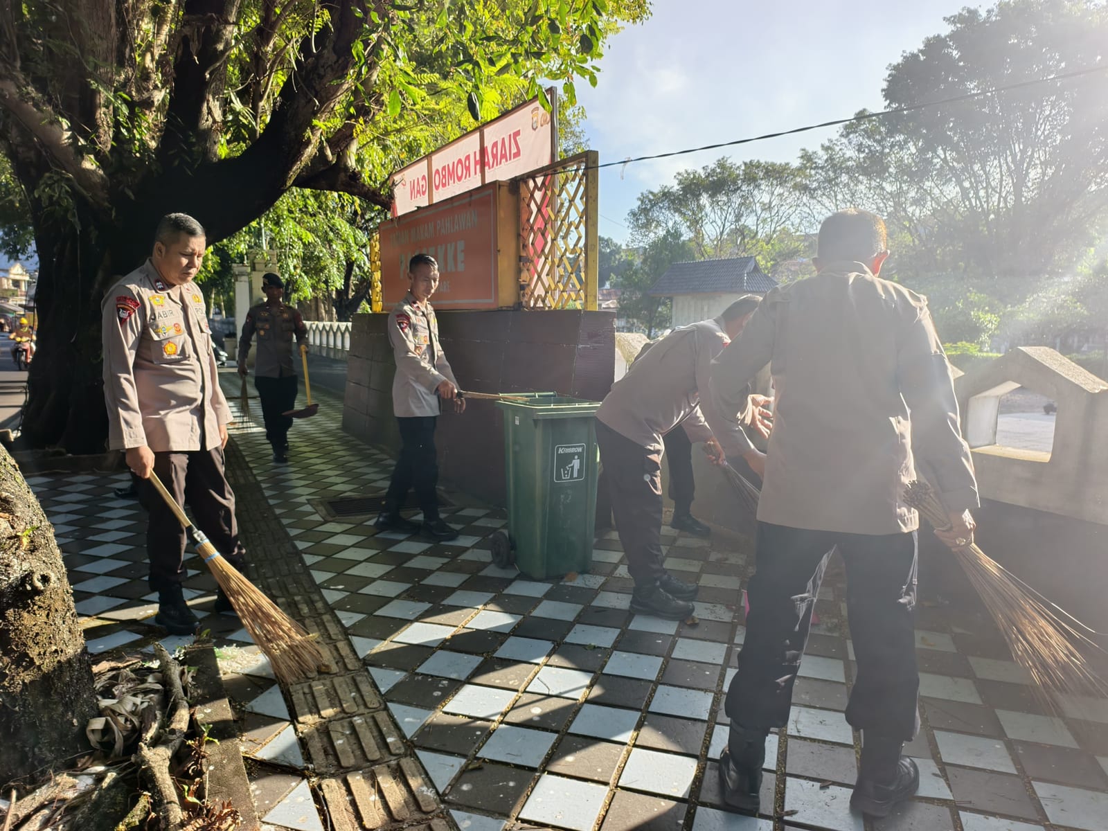 Rawat Nilai Kepahlawanan, Brimob Sulsel Bersihkan TMP Paccekke