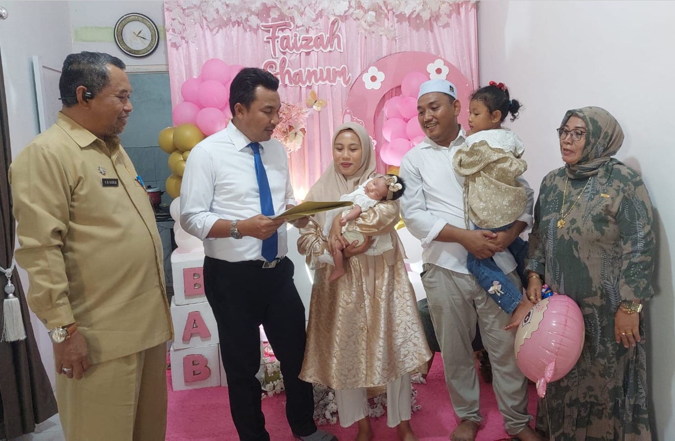 Penuhi Hak Anak, Bupati Luwu Utara Serahkan Dokumen Kependudukan Warga Masamba Saat Aqiqah