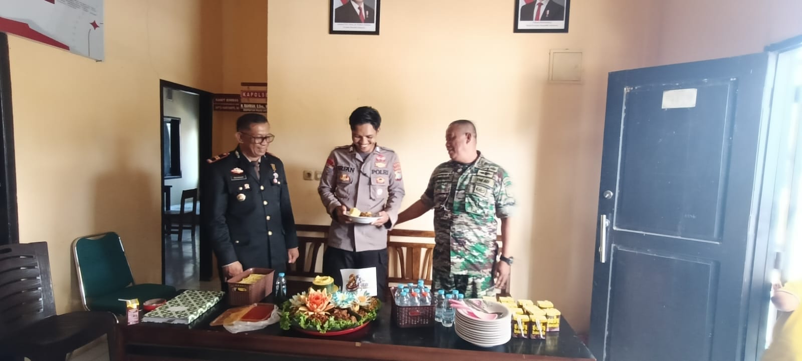 Kapolsek Binuang Terima Kunjungan Silaturahmi Danramil 1402-01 Polewali dalam Rangka Hari Bhayangkara ke-80