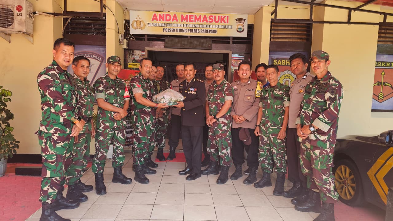 Turut Merasakan Semangat Hari Bhayangkara Ke-80, Koramil 1405-01/Ujung Beri Kejutan Penuh Makna untuk Polsek Ujung