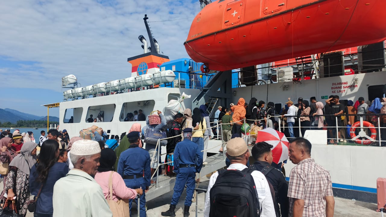 Satpolair Polres Polman Amankan Kedatangan dan Keberangkatan KM Sabuk Nusantara 93 Perintis di Pelabuhan Tanjung Silopo