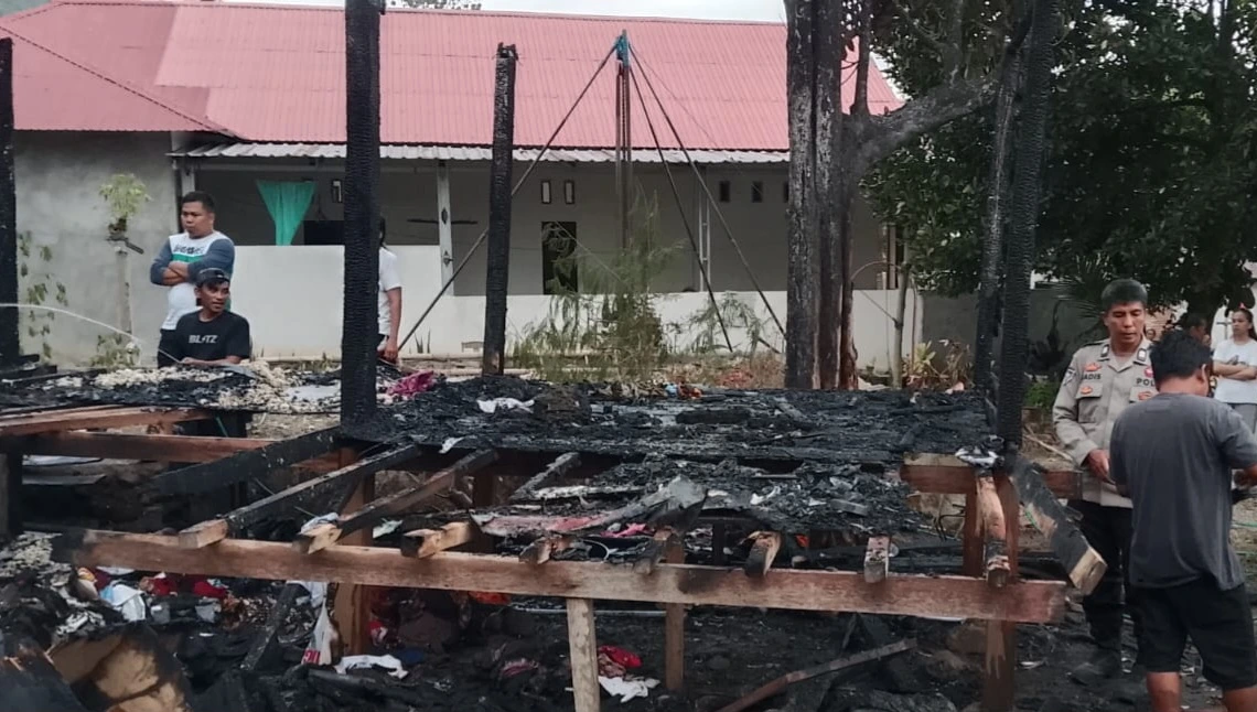 Kebakaran Hebat di Majene, Rumah Kadus Parabbaya Ludes Dilalap Api