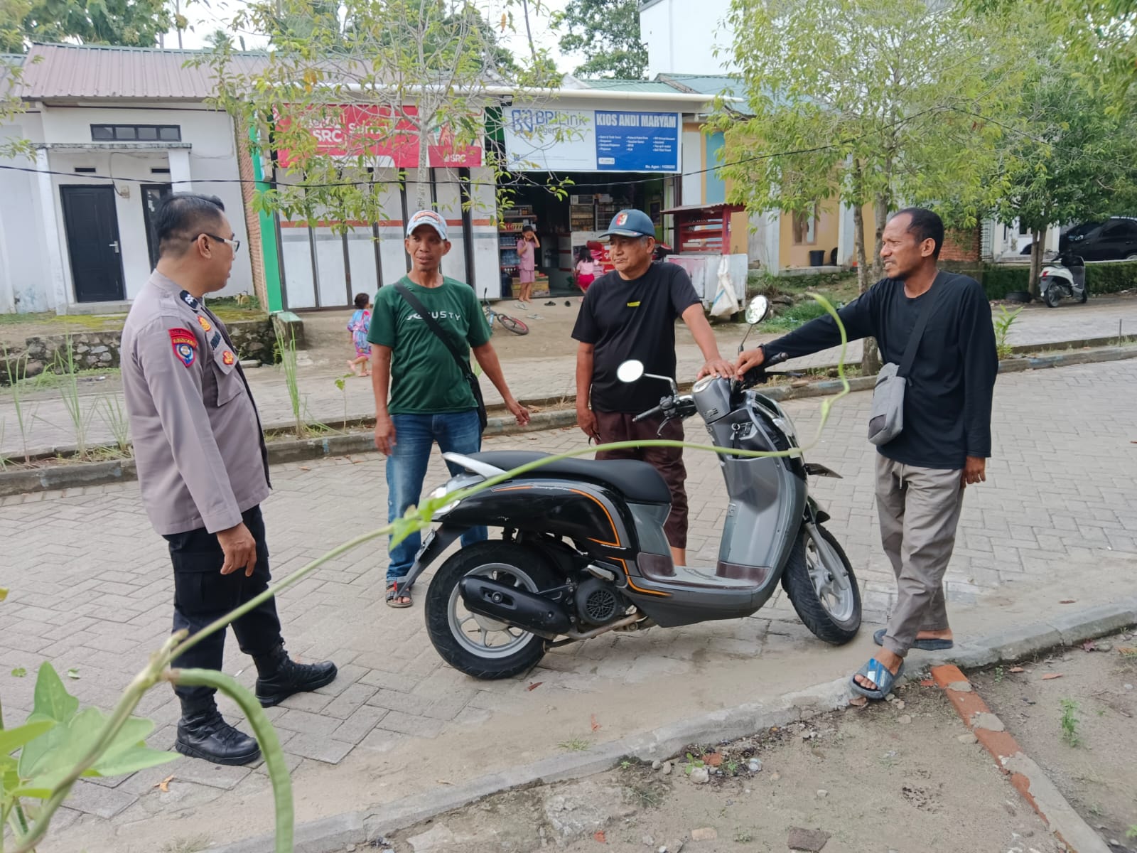 Bhabinkamtibmas Kelurahan Manding Intensifkan Sambang, Ajak Warga Jaga Kamtibmas