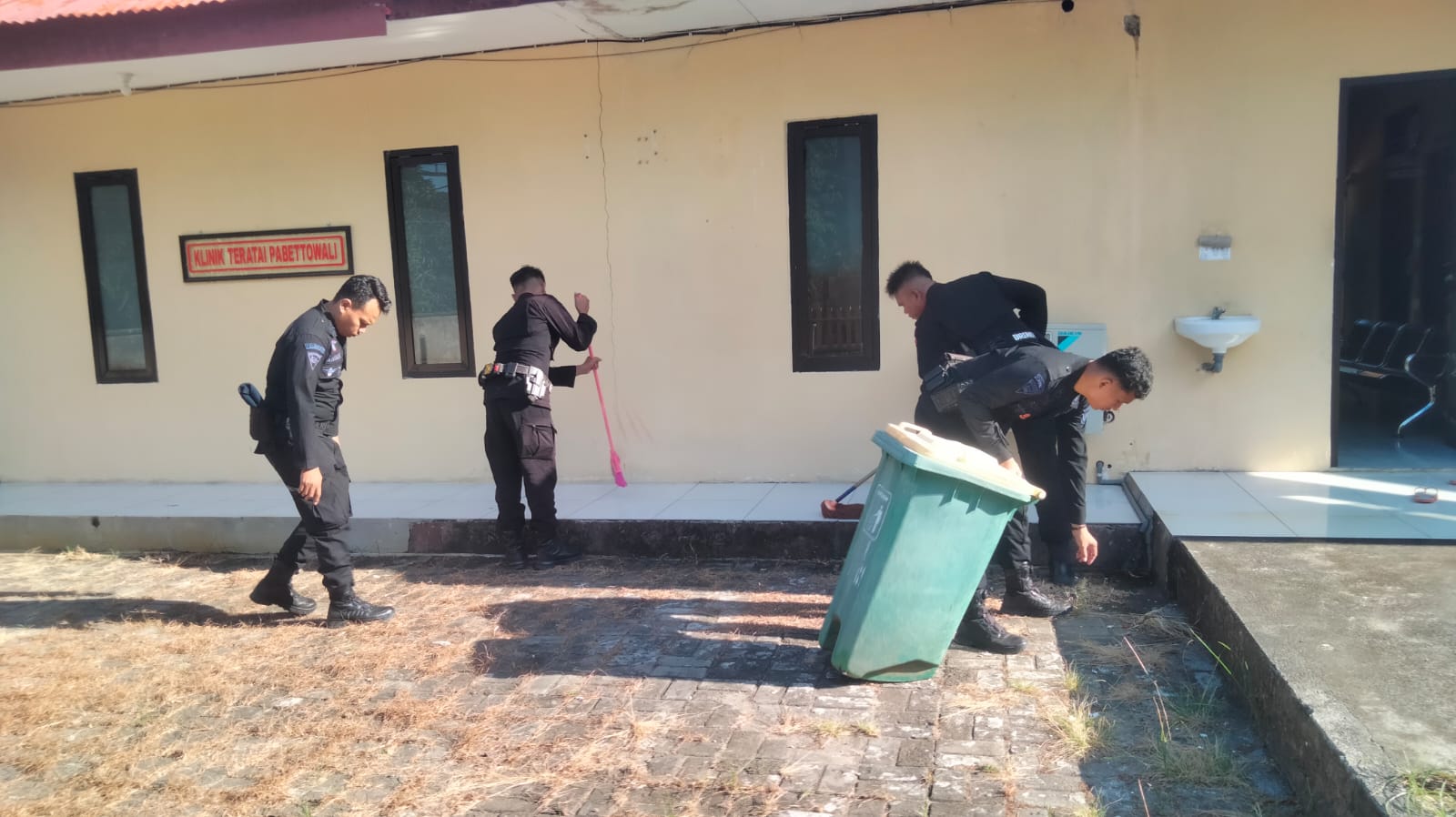 Brimob Polda Sulsel Bersihkan Klinik Teratai Pabbettowali, Ciptakan Lingkungan Sehat