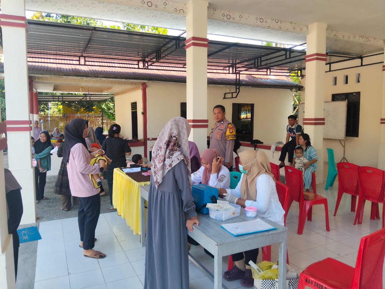 Bhabinkamtibmas Desa Nepo Pantau Posyandu, Ajak Warga Cegah Stunting