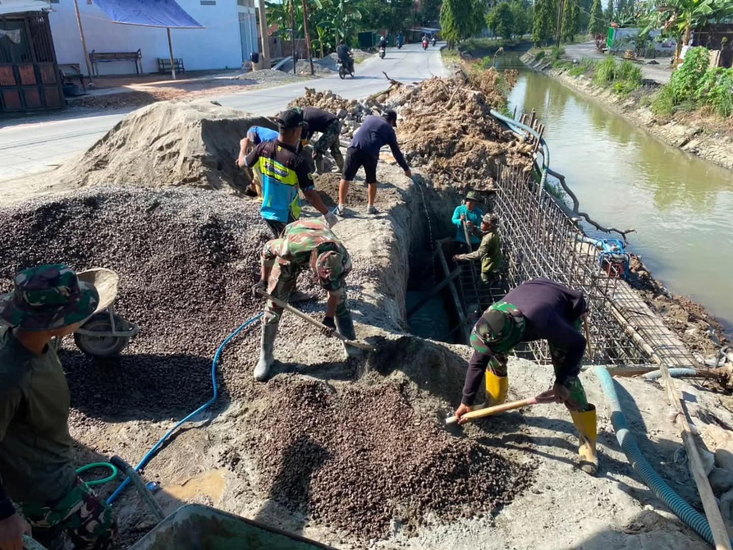 Babinsa Koramil Paleteang dan Warga Gotong Royong Bangun Jembatan Beton