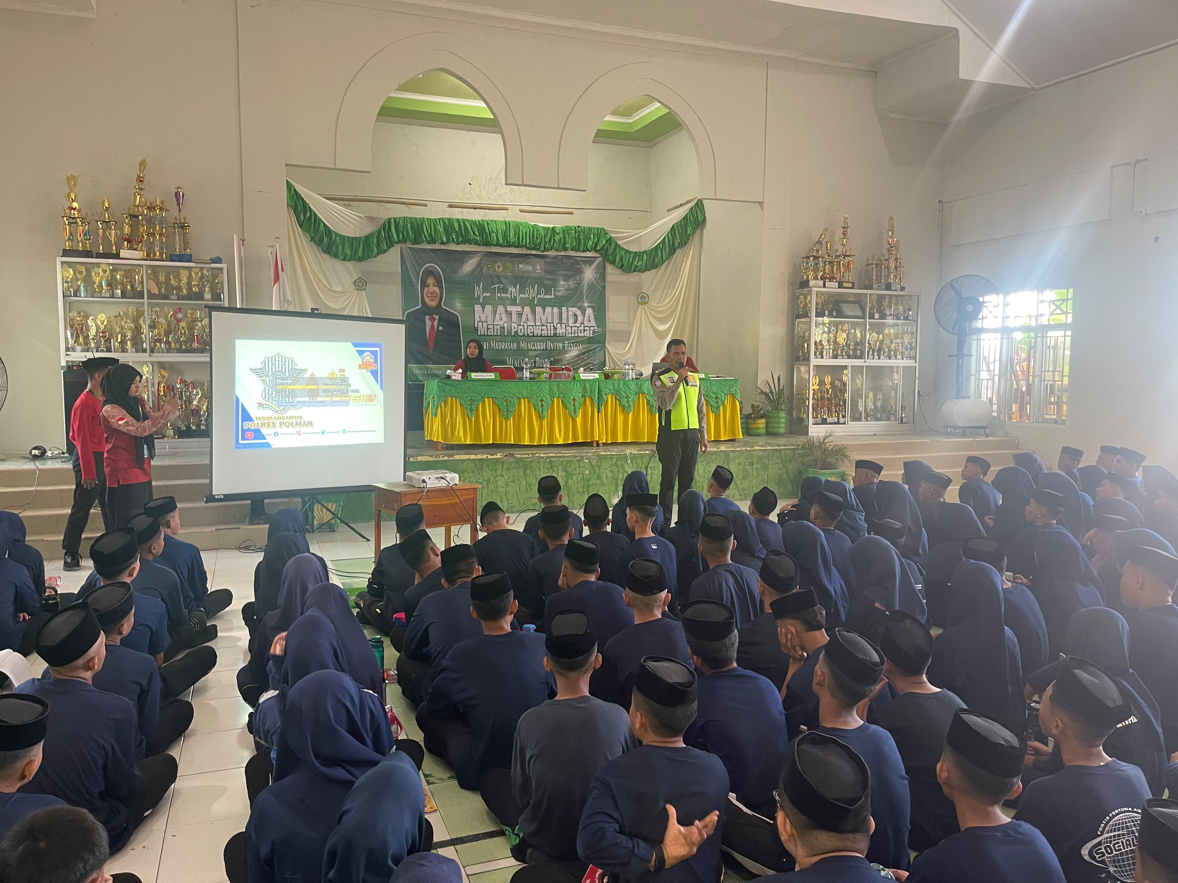 Satlantas Polres Polman Tanamkan Budaya Tertib Berlalu Lintas kepada Peserta MPLS MAN 1 Polewali