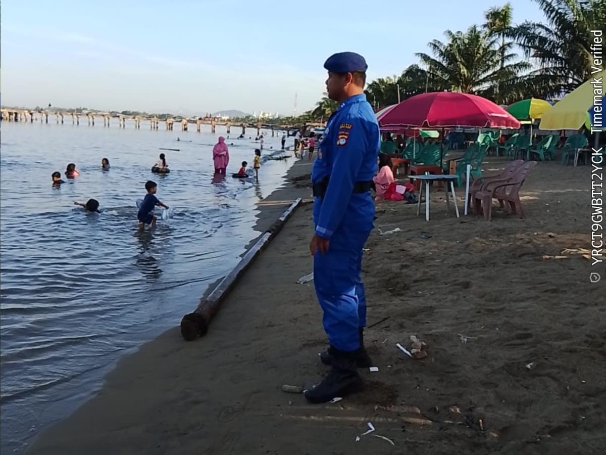 Sat Polairud Polres Polman Intensifkan Pengamanan dan Edukasi Keselamatan di Pantai Bahari
