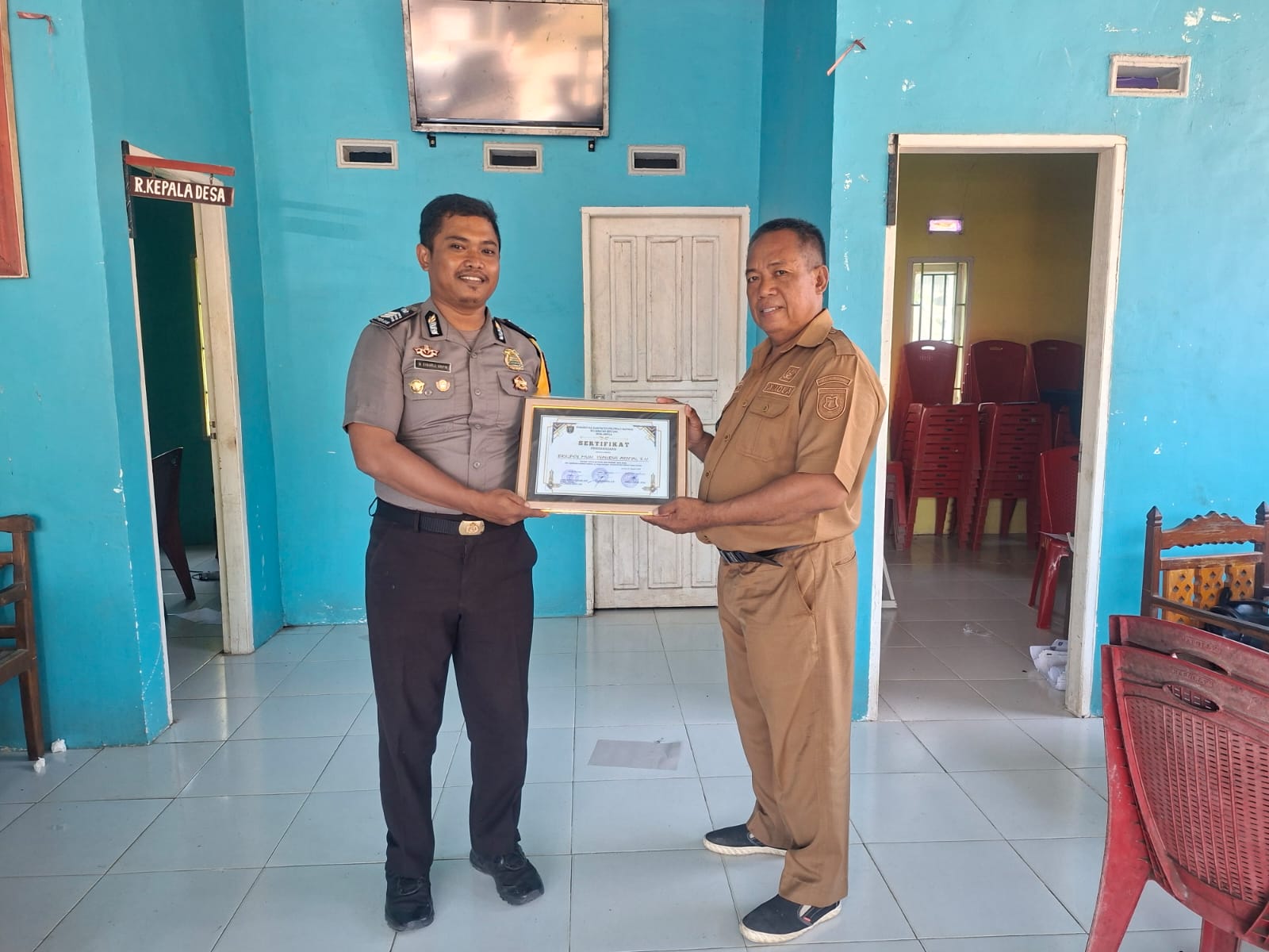 Bhabinkamtibmas Desa Amola Terima Penghargaan dari Pemerintah Desa atas Dedikasi Menjaga Kamtibmas