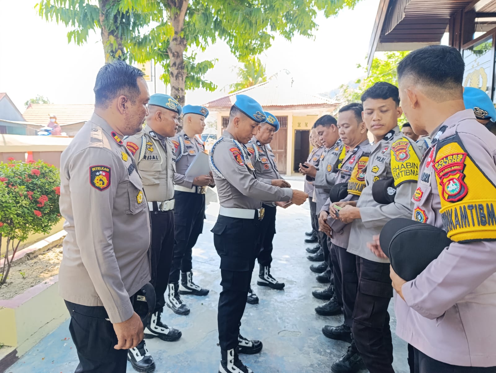 Propam Polda Sulbar Perkuat Budaya Disiplin, Personel Polsek Pamboang Jalani Pemeriksaan Menyeluruh