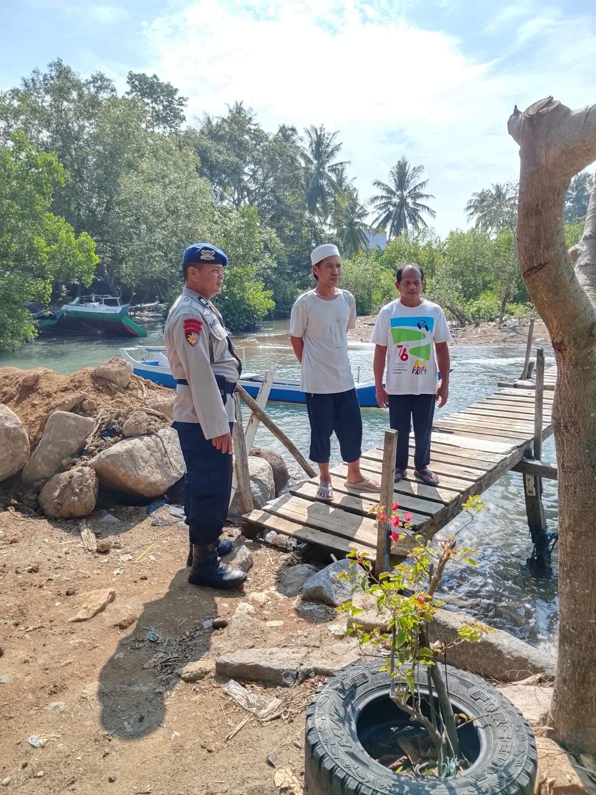 Sat Polair Polres Polman Edukasi Nelayan Pesisir Tonyaman, Tekankan Keselamatan Melaut dan Kelestarian Laut