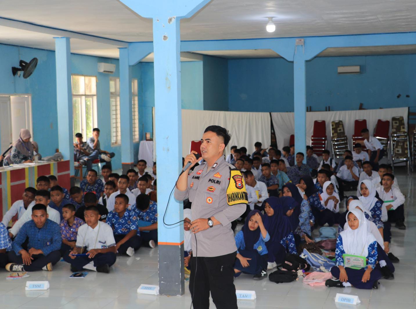 Tanamkan Kesadaran Sejak Dini, Bhabinkamtibmas Polsek Banggae Bekali Peserta MPLS SMKN 5 Majene Bahaya Narkoba dan Kenakalan Remaja