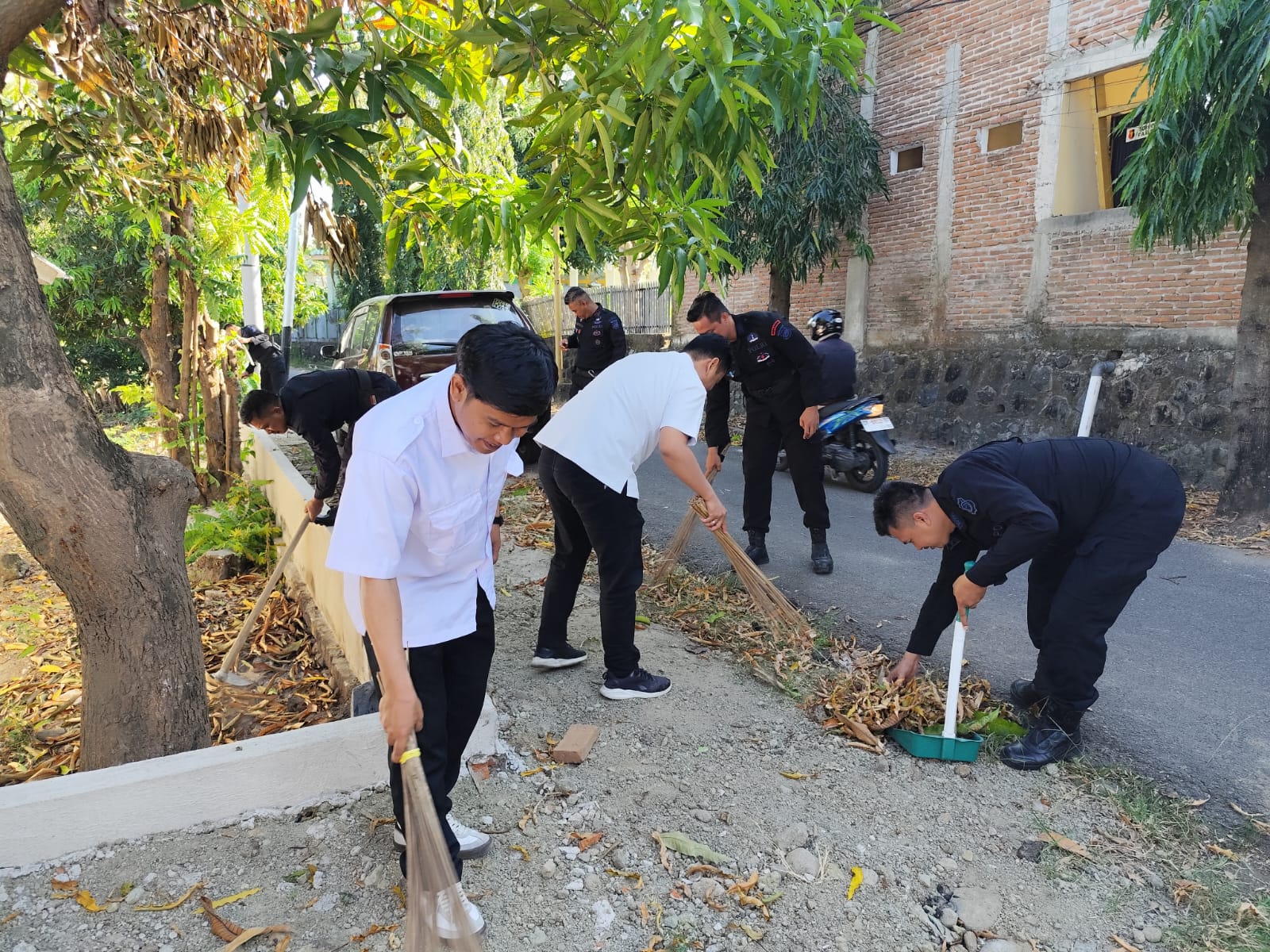 Batalyon B Pelopor Satuan Brimob Polda Sulsel Lakukan Kerja Bakti di Jalan Chalik