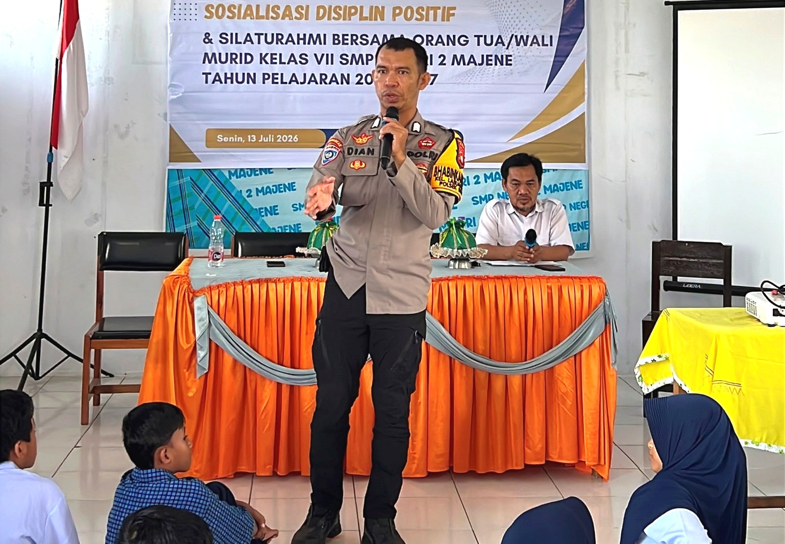 Bhabinkamtibmas Polsek Banggae Bekali Peserta MPLS SMPN 2 Majene dengan Edukasi Bahaya NAPZA dan Pergaulan Menyimpang