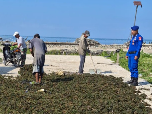 Sat Polair Polres Polman Berikan Edukasi Kamtibmas kepada Nelayan dan Petani Rumput Laut di Pesisir Lantora
