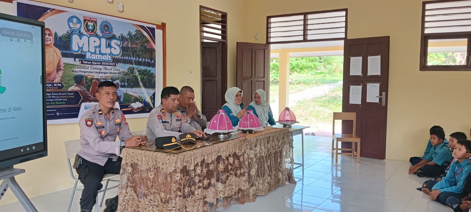 Polsek Urban Wonomulyo Berikan Edukasi Bahaya Narkoba kepada Peserta MPLS SMP Negeri 5 Polewali