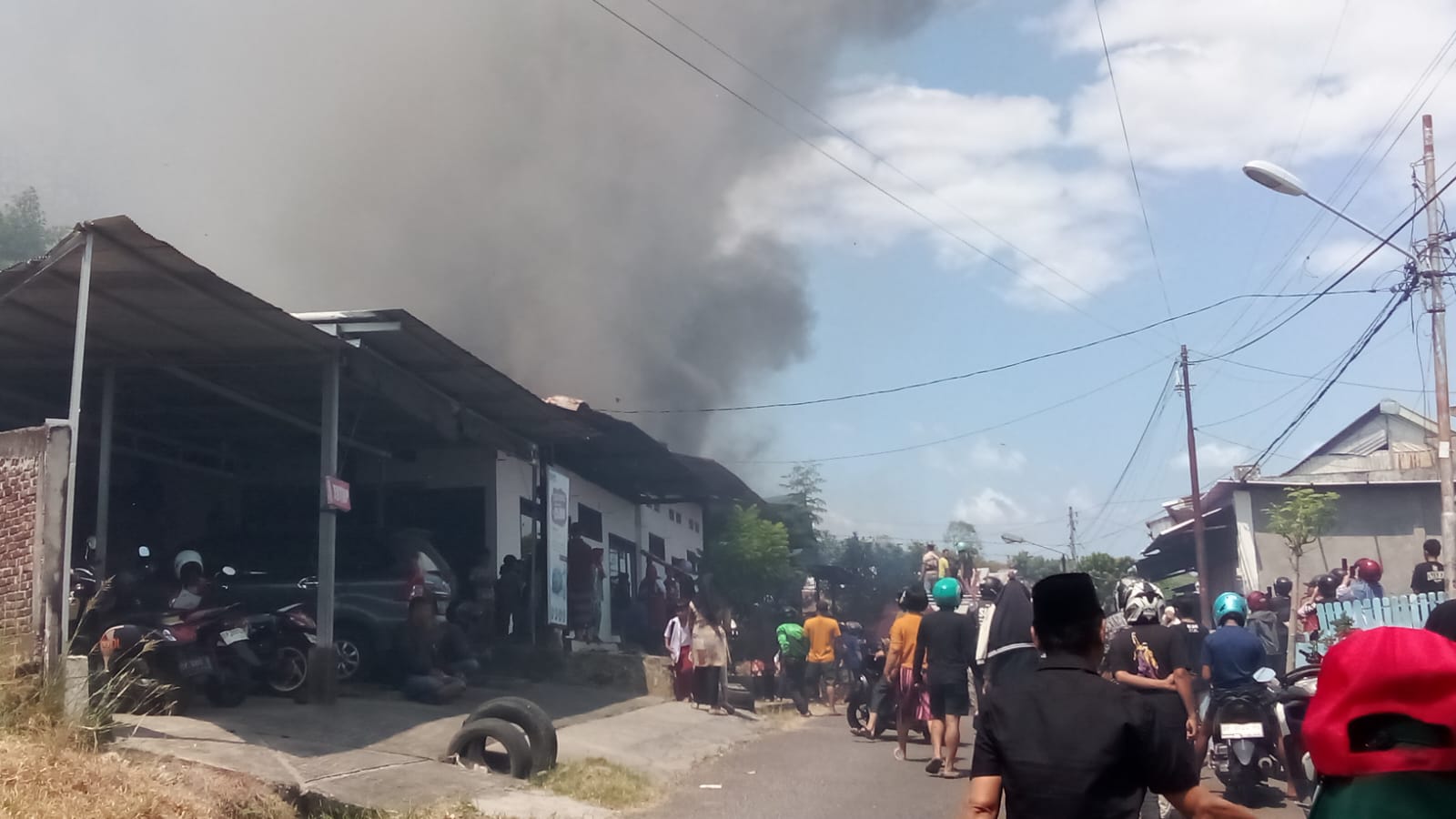 Dua Rumah di Jalan Samsul Bahri Parepare Terbakar, Tim Gabungan Berjibaku Padamkan Api