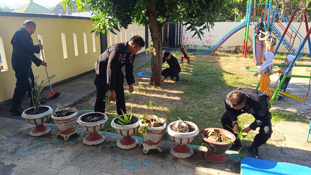 Brimob Sulsel Bersihkan TK di Parepare, Ajak Anak-anak Belajar Pentingnya Kebersihan Sejak Dini