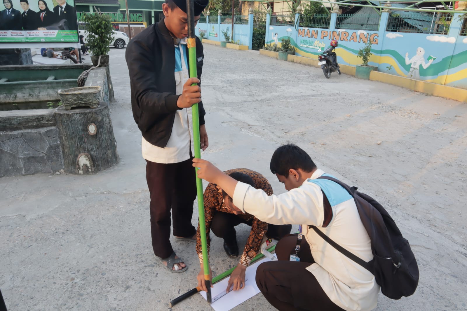 Momentum Rasdhul Qiblat 2026, MAN Pinrang Lakukan Verifikasi Akurasi Arah Kiblat Masjid
