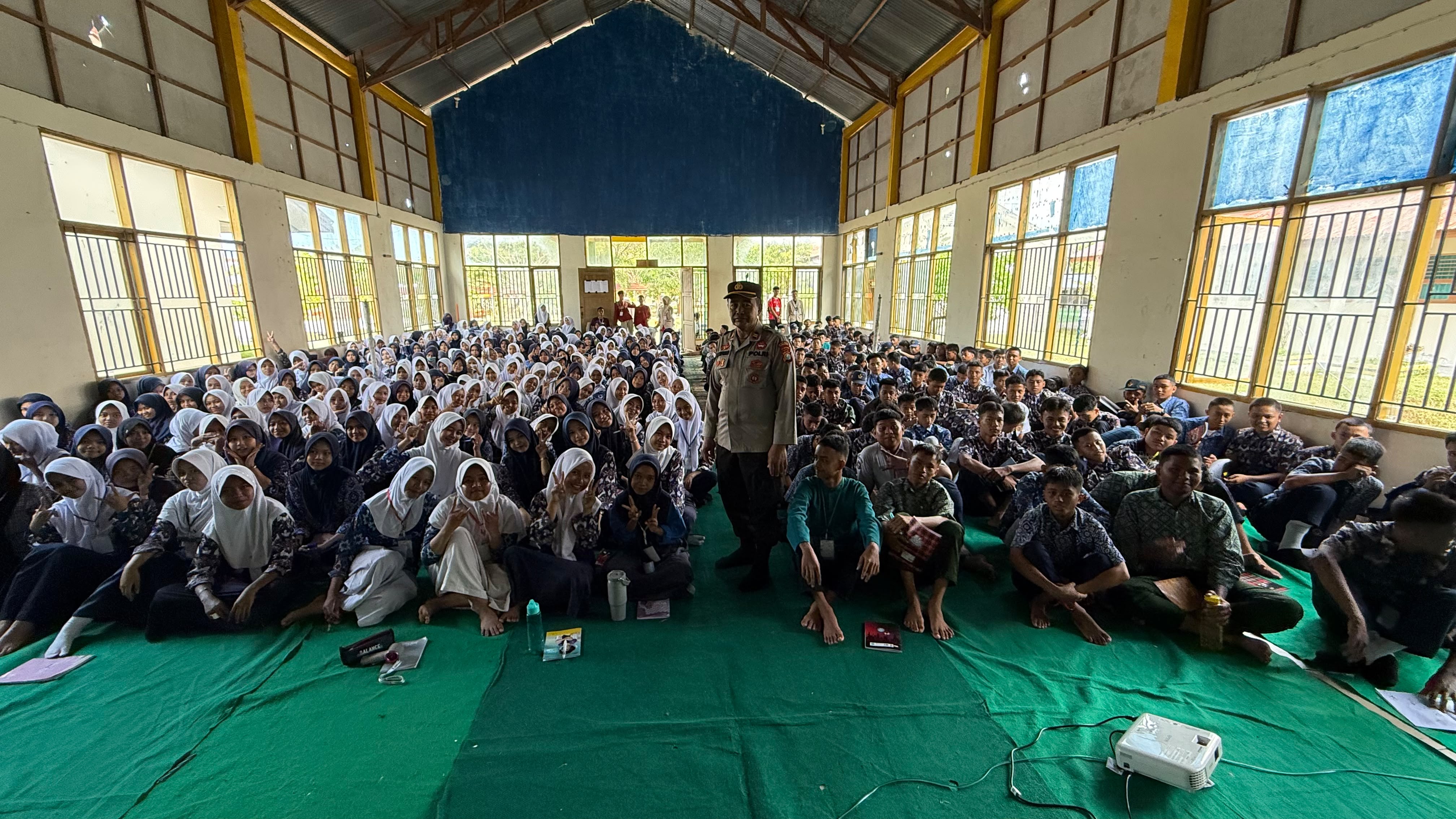 Kapolsek Campalagian Berikan Edukasi Bahaya NAPZA, Rokok, dan Judi Online pada MPLS SMAN 1 Campalagian