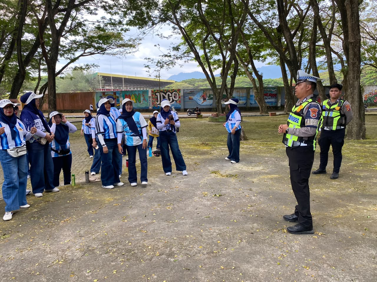 Satlantas Polres Polman Sosialisasikan Budaya Tertib Berlalu Lintas kepada Komunitas Senam SPC