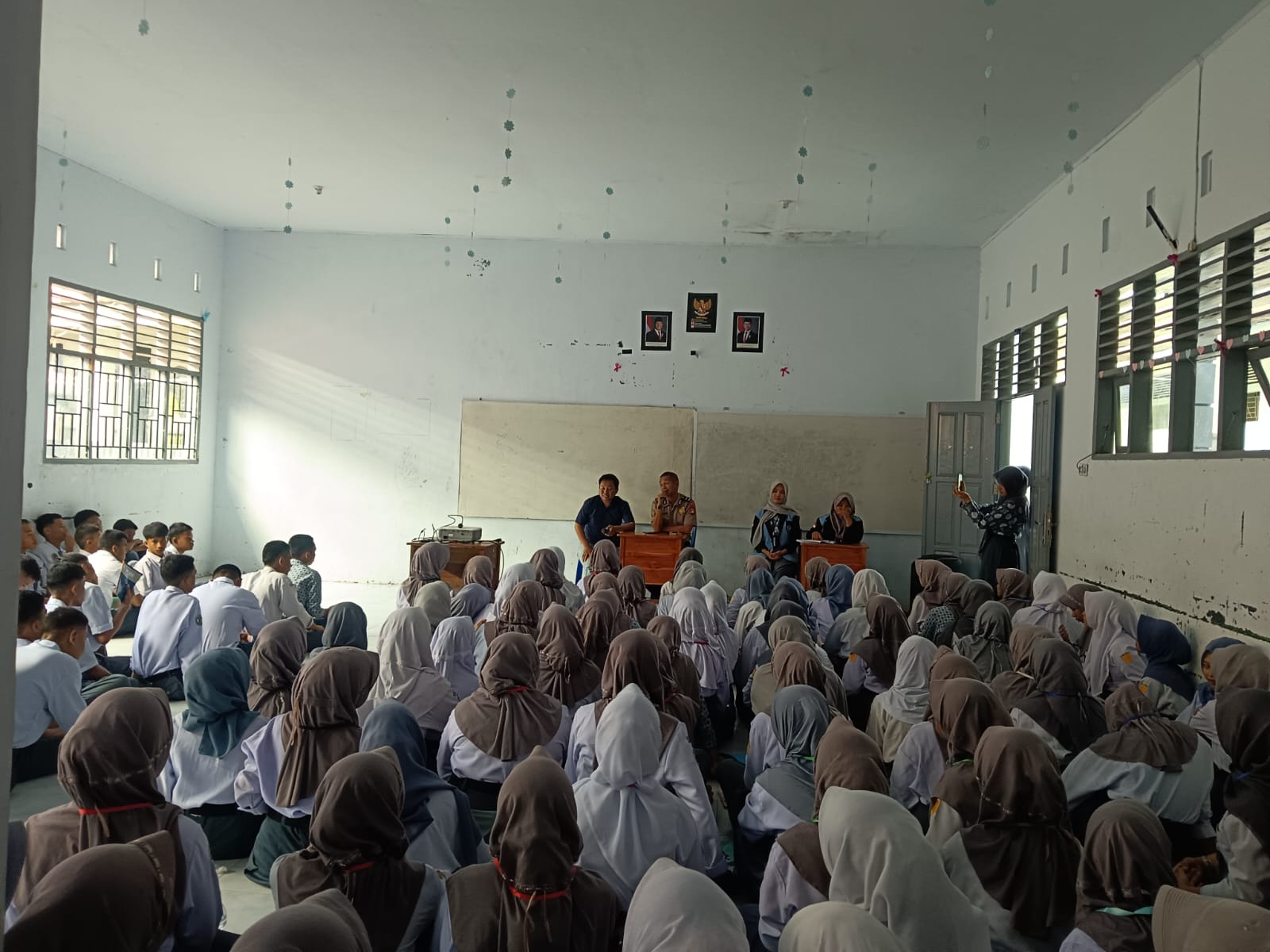 Polsek Tinambung Berikan Penyuluhan Anti-Bullying, Judi Online, dan NAPZA kepada 300 Peserta MPLS SMAN 1 Tinambung