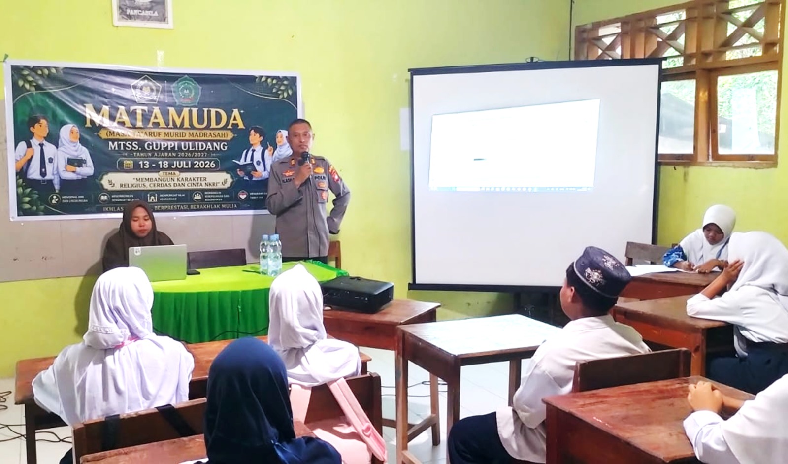 Kapolsek Sendana Tanamkan Semangat Bela Negara dan Anti-Bullying kepada Siswa Baru MTs Guppi Ulidang