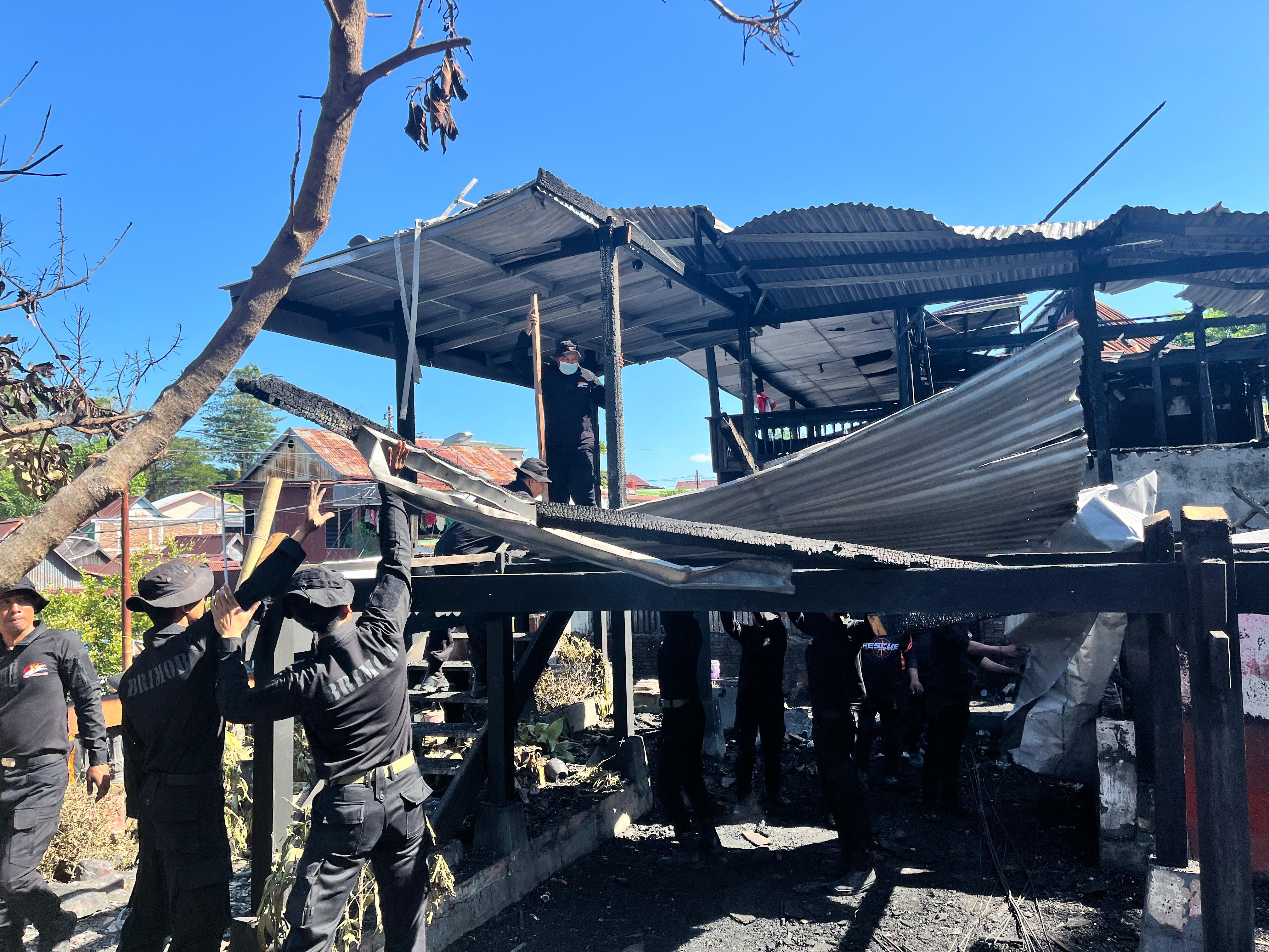 Brimob Sulsel Bersihkan Lokasi Kebakaran 2 Rumah di Parepare, Warga Ikut Gotong Royong