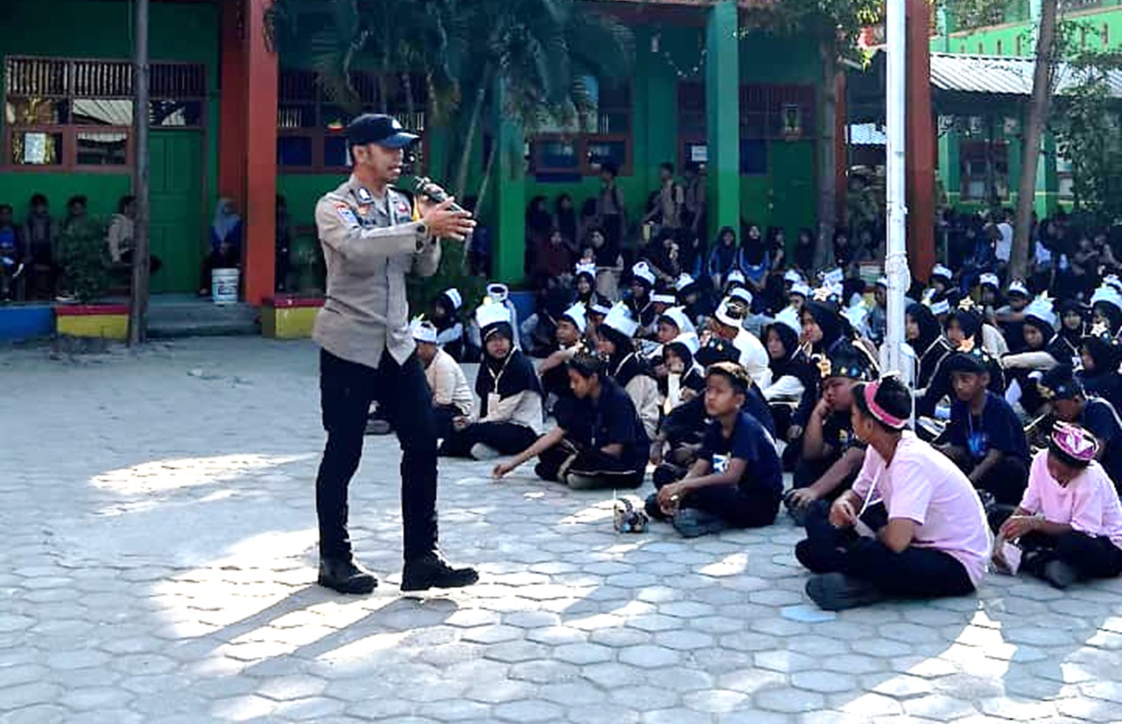 Bhabinkamtibmas Polsek Banggae Bekali Siswa Baru SMPN 3 Majene dengan Edukasi Anti NAPZA, Bullying dan Tertib Berlalu Lintas