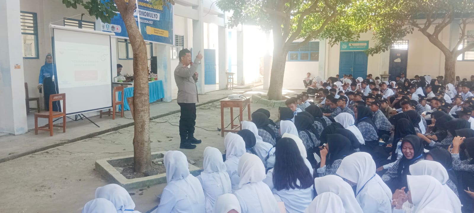 Polsek Urban Wonomulyo Berikan Penyuluhan Taat Hukum dan Bijak Bermedia Sosial pada MPLS SMK YPPP Wonomulyo