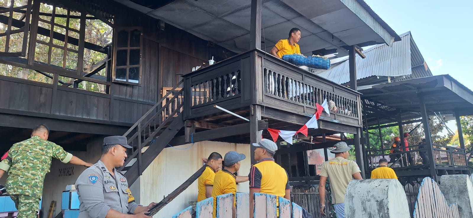 Pascakebakaran Dua Rumah, Polsek Bacukiki Bersama Instansi Terkait Gelar Kerja Bakti