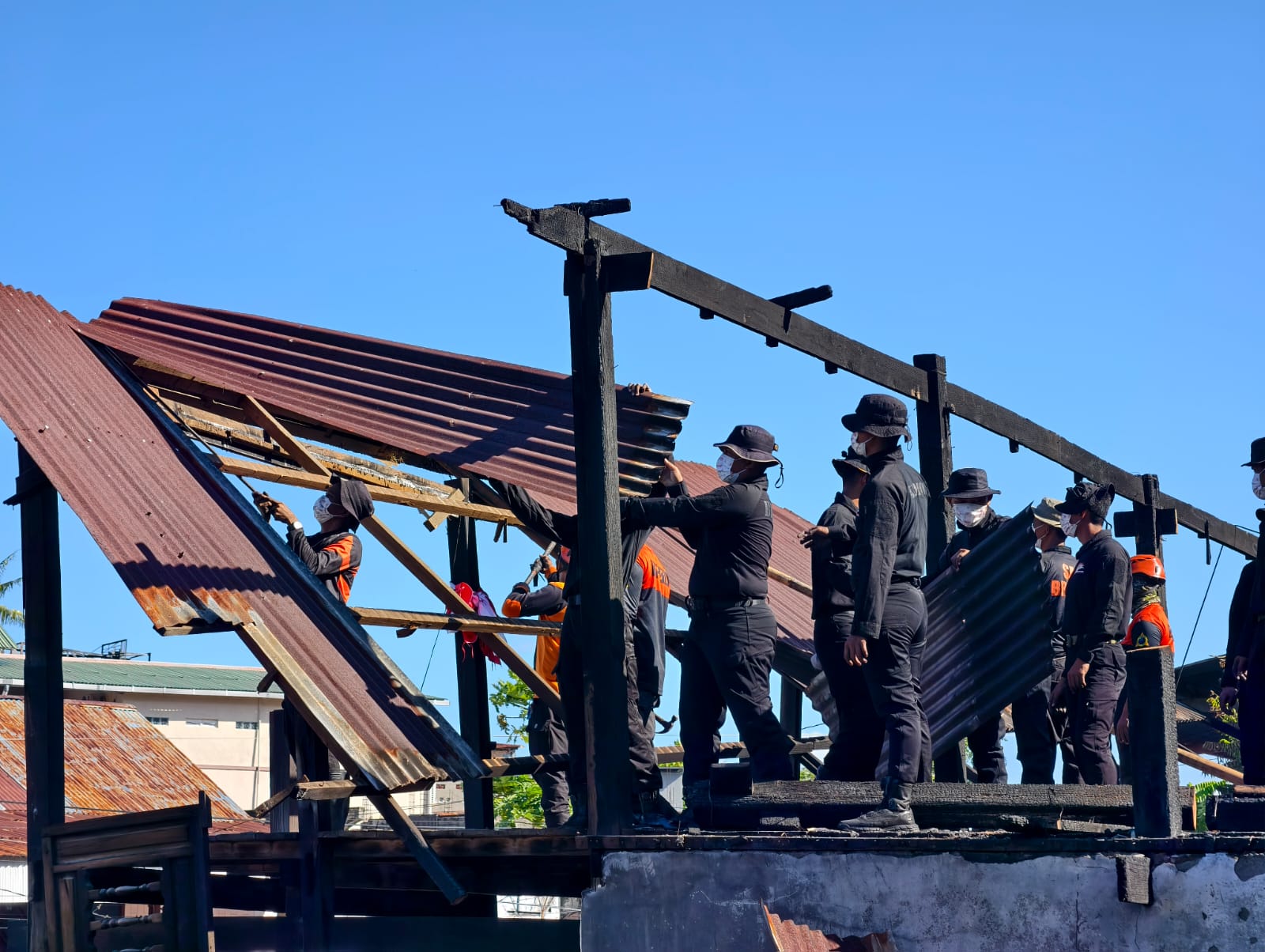Hari Kedua Pascakebakaran dua unit rumah, Tim SAR Brimob Sulsel Bersama BPBD Bersihkan Puing-puing