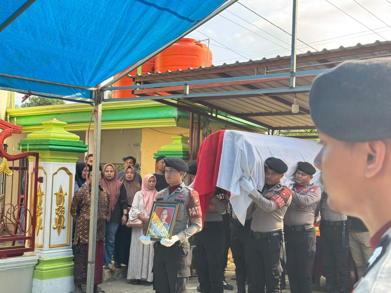 Polres Polewali Mandar Berikan Penghormatan Terakhir kepada AIPTU (Purn) Suddin Melalui Upacara Kedinasan